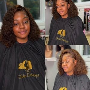 Femme avec une perruque courte bouclée marron (curly bob), pose de lace frontale naturelle.