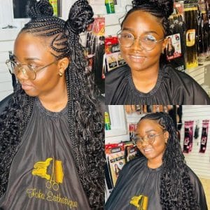 Femme avec des tresses half-up half-down, deux chignons tressés sur le dessus et des boucles longues