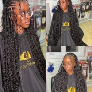 Femme avec des Fulani Braids Boho, nattes plaquées à l'avant et longues tresses bouclées.