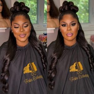 Mise en forme de coiffure et maquillage professionnel pour événement par une styliste.