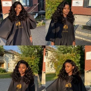 Une jeune femme souriante après une pose de perruque bouclée avec raie sur le côté et baby hair.